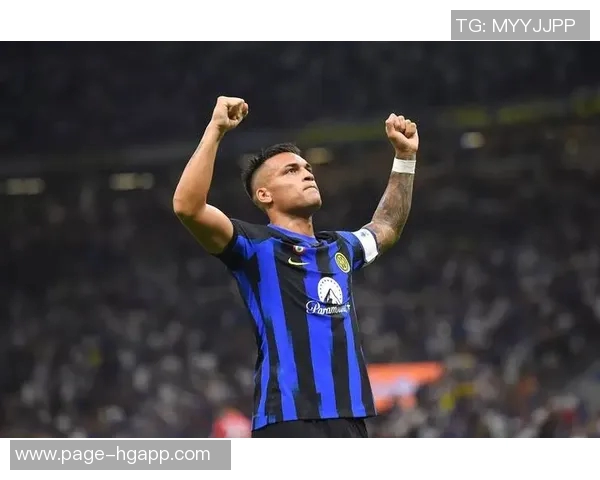 小图拉姆寻父亲旧球衣向偶像阿德请求签名感人时刻再现 小图拉姆寻父亲旧球衣向偶像阿德请求签名感人时刻再现